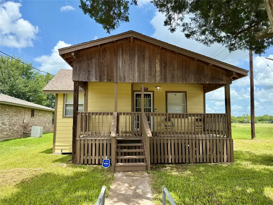 1002 W 2nd Street, El Campo, TX 77437 - #2