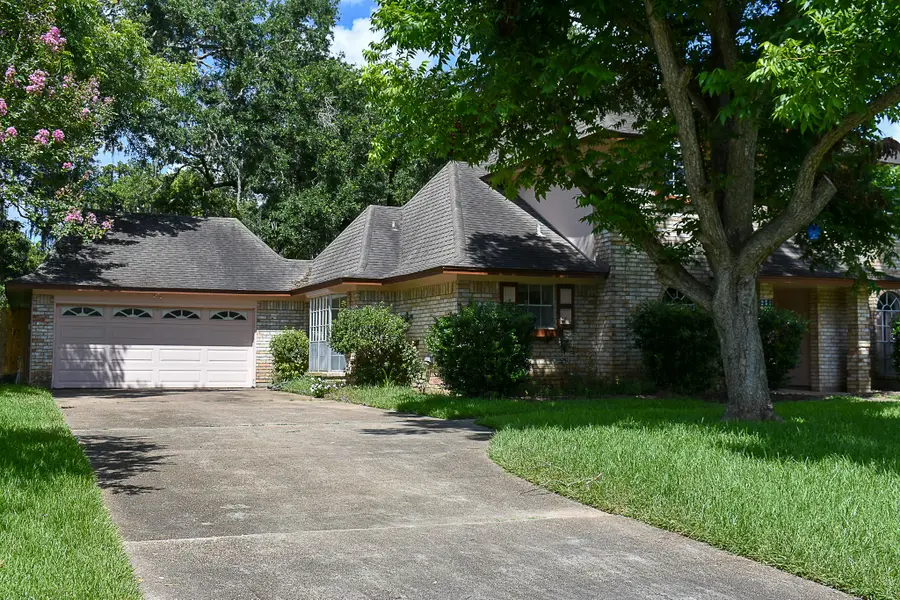 231 Huckleberry Drive, Lake Jackson, TX 77566 - #2