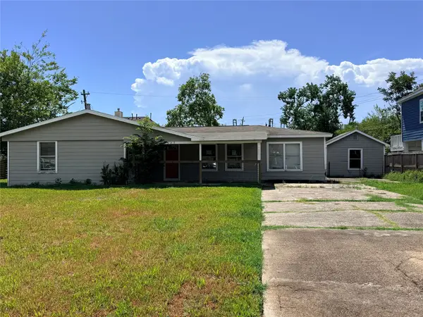 323 Seagrove Street, Shoreacres, TX 77571