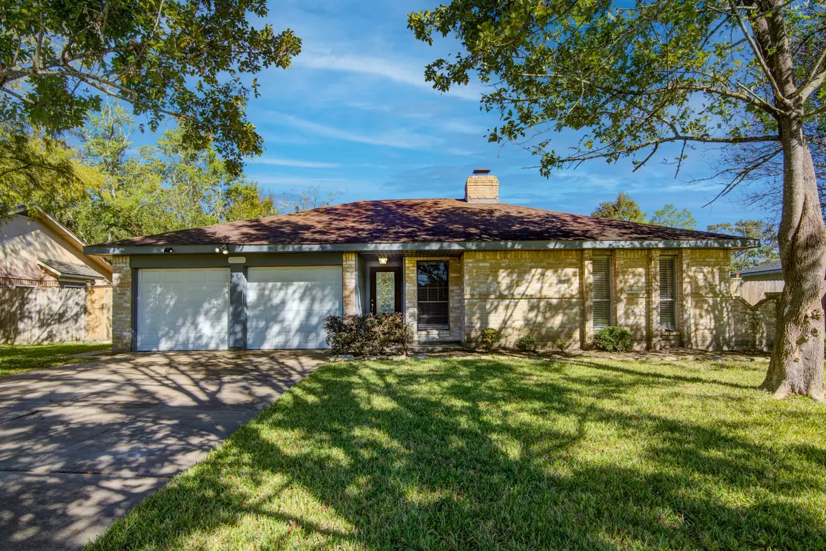 401 Castlelake Drive, Friendswood, TX 77546 - Image #1