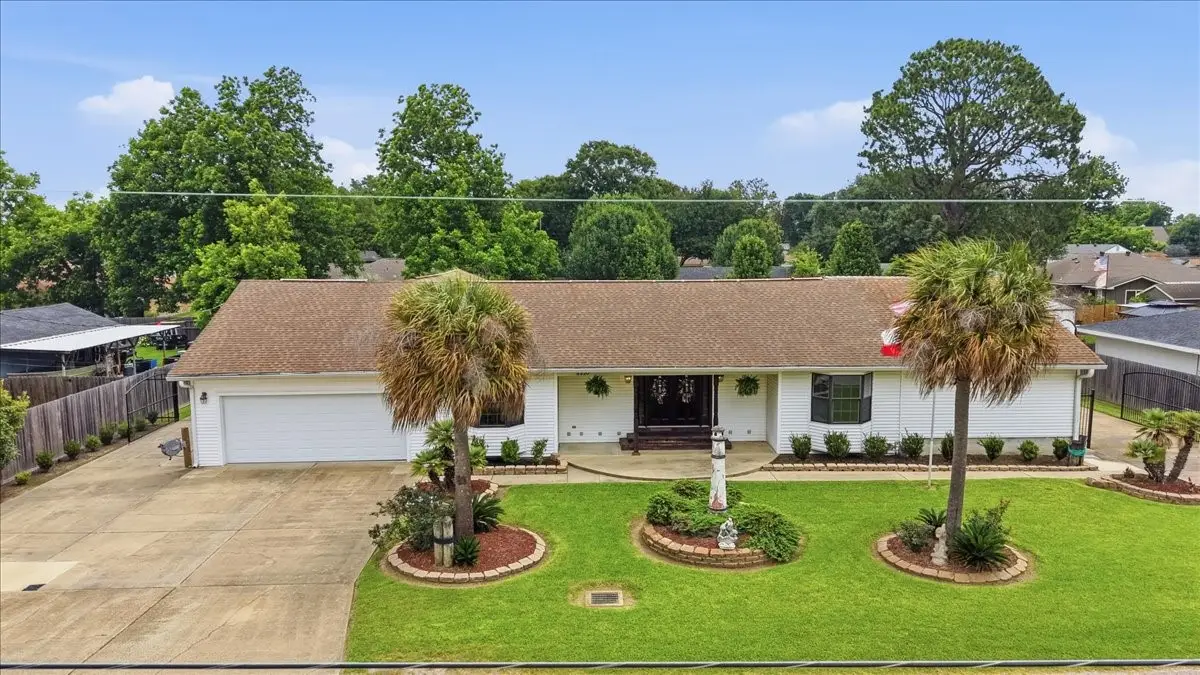 5320 Lincoln Avenue, Groves, TX 77619 - #1