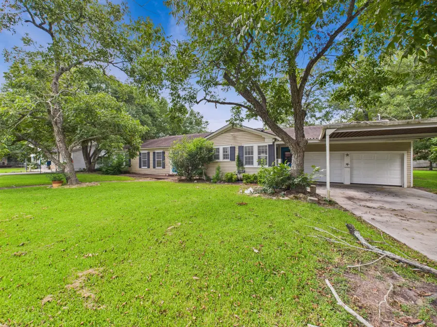 305 W Converse Street, Weimar, TX 78962 - Image #2
