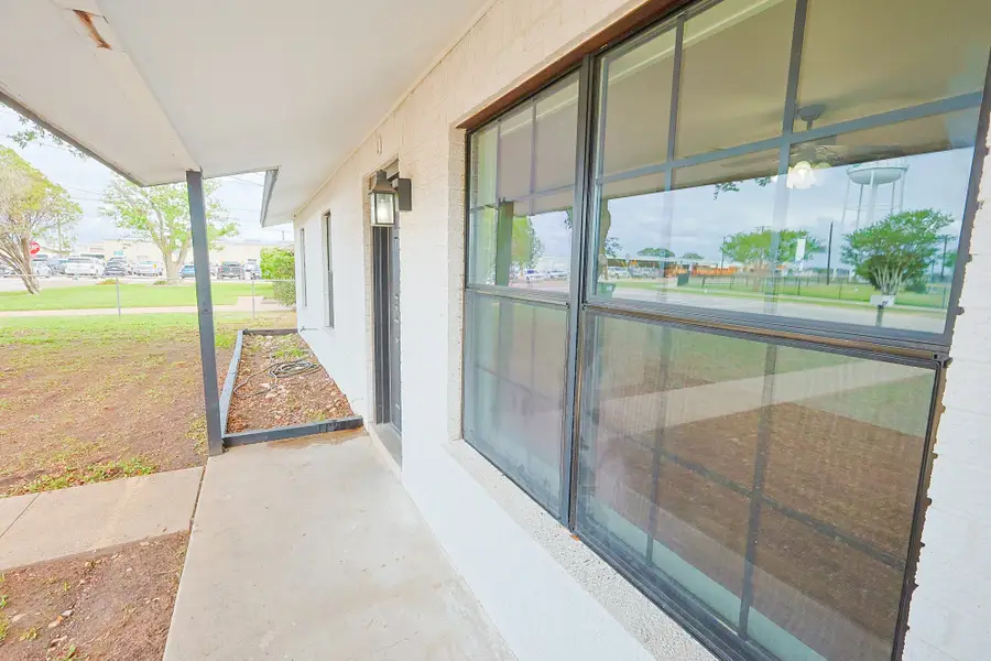 909 E Sarah Street, Cuero, TX 77954 - #3
