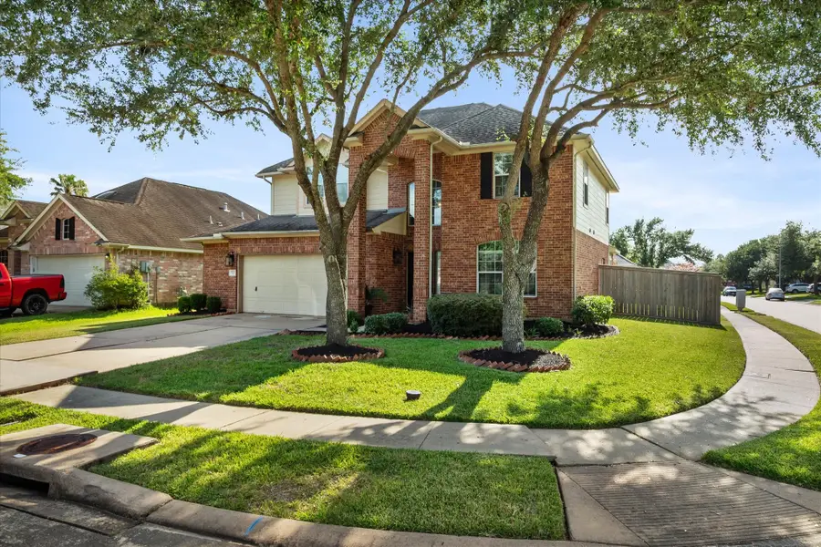 2102 Crestwind Court, Pearland, TX 77584 - Image #2