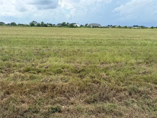526 Chuckwagon Trail, Angleton, TX 77515