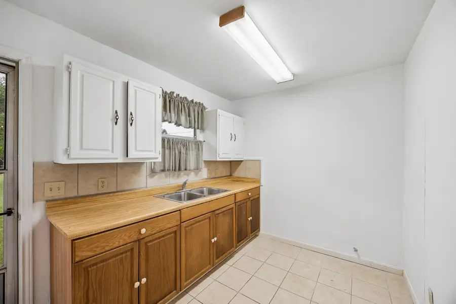 945 N Lake Avenue, Eagle Lake, TX 77434 - #3