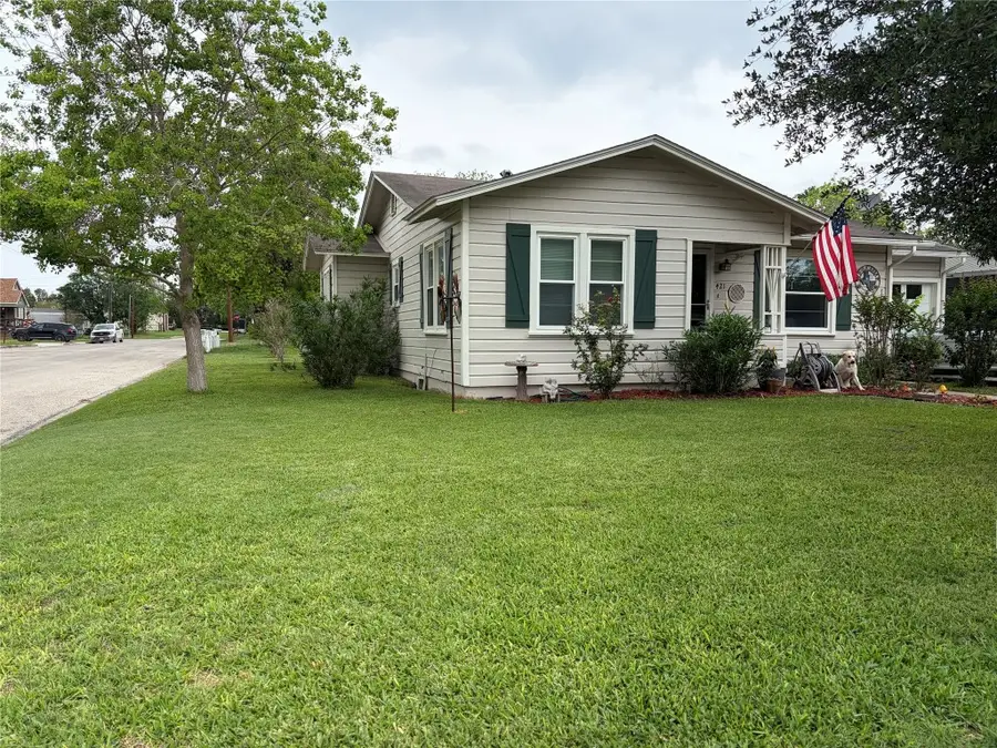 421 W 13th Street, Shiner, TX 77984 - #3