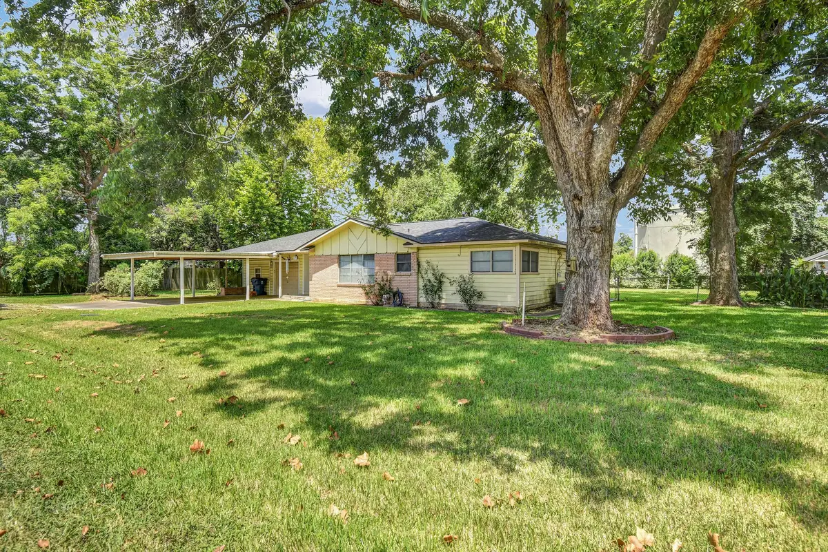 102 W Meadow Lane, West Columbia, TX 77486 - #1