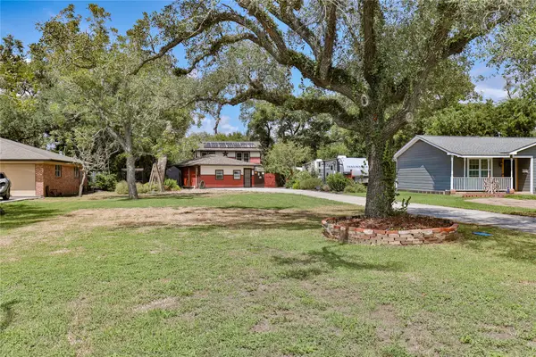 56 Leeder Court, Lake Jackson, TX 77566