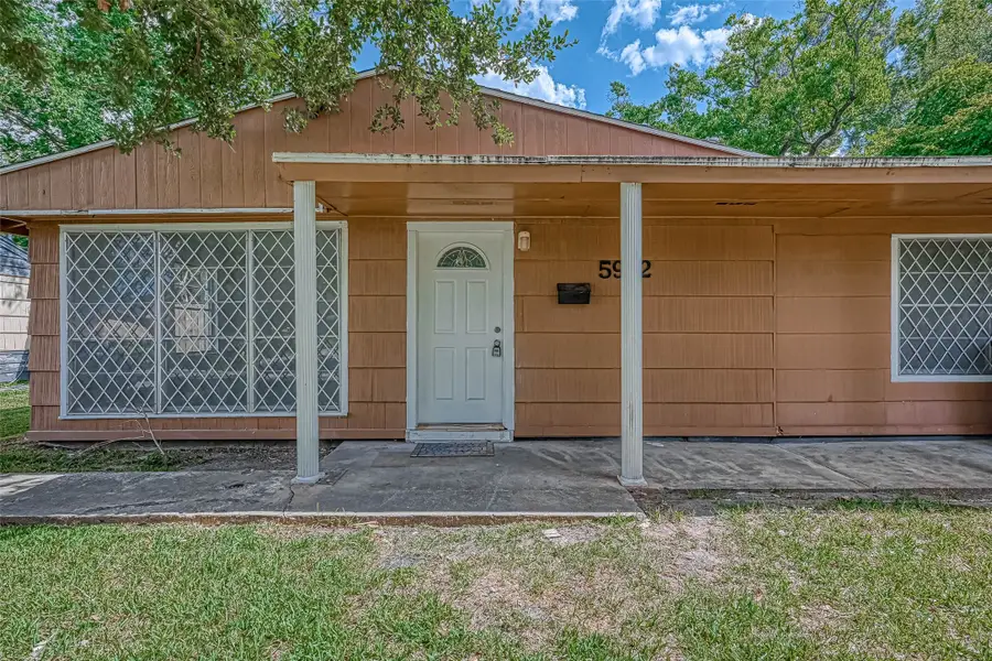 5962 Willow Glen Drive, Houston, TX 77033 - Image #2
