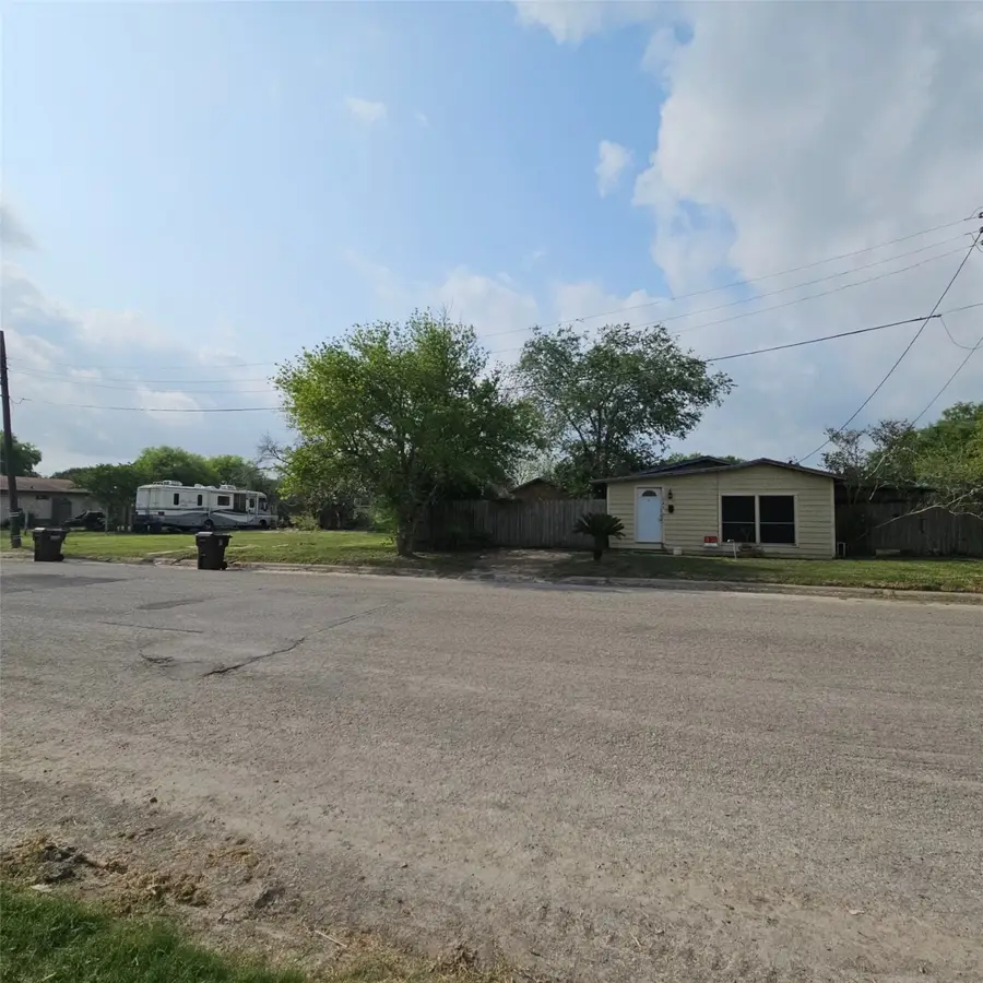 327 E B Avenue, Kingsville, TX 78363 - Image #2