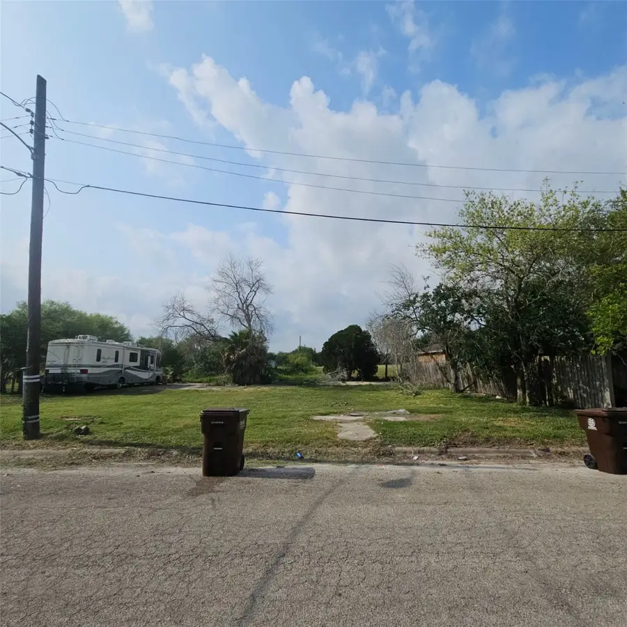 327 E B Avenue, Kingsville, TX 78363 - Image #3
