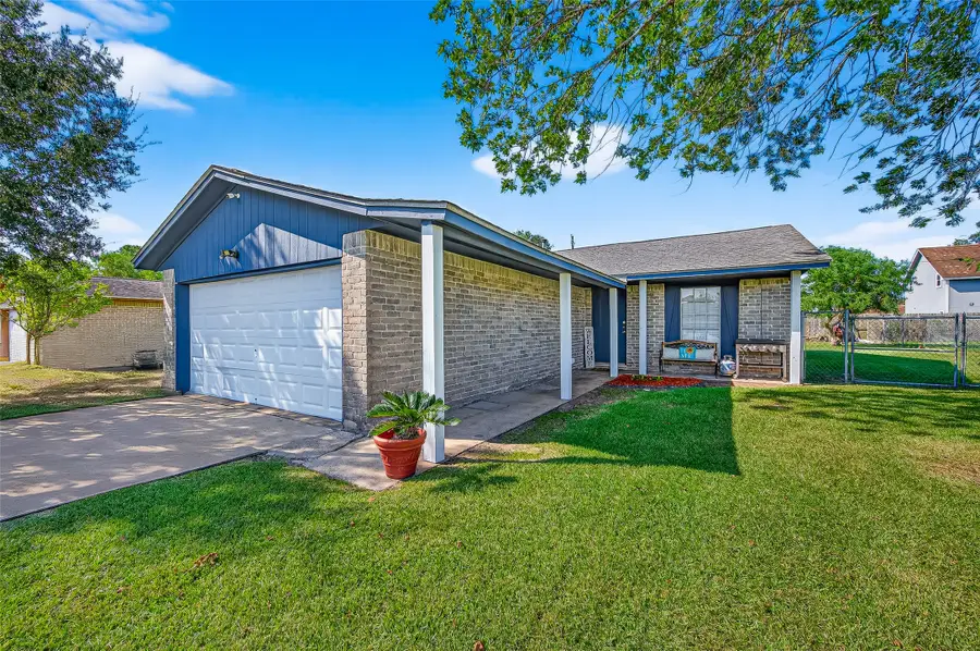 229 Austin Street, Angleton, TX 77515 - Image #2