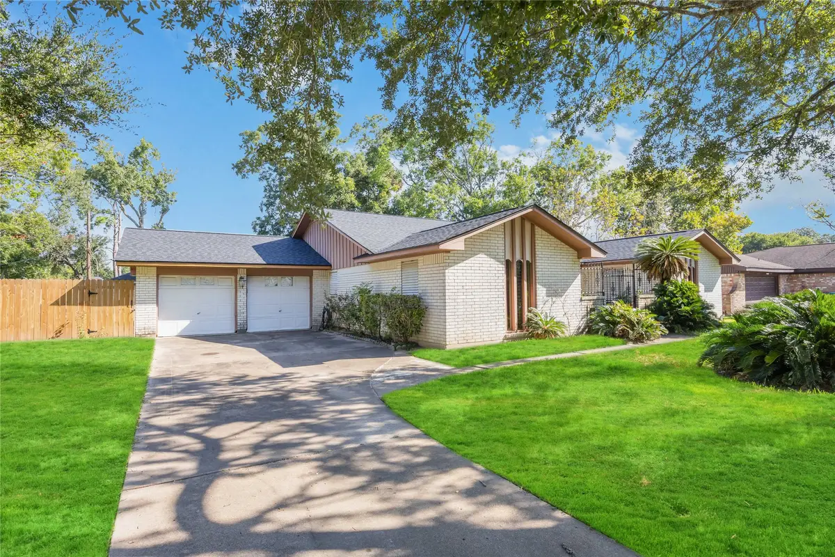 2612 Lake Park Drive, La Marque, TX 77568 - Image #1