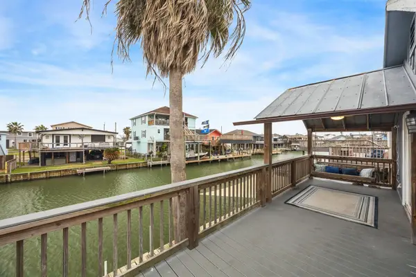 85 Bayou Vista Drive, Hitchcock, TX 77563