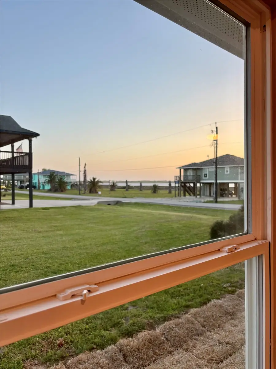 1105 W Bayshore Drive, Palacios, TX 77465 - Image #2