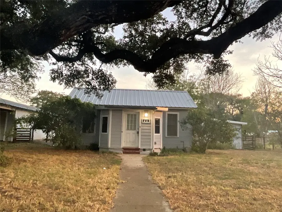 222 York Street, Yorktown, TX 78164 - Image #2
