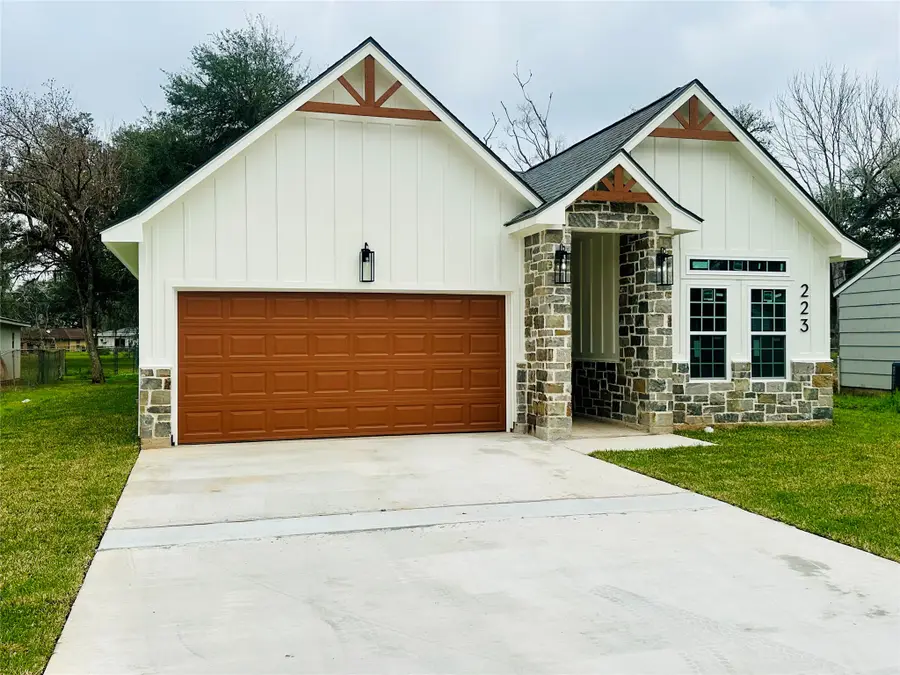 223 Laurel Street, Lake Jackson, TX 77566 - #2
