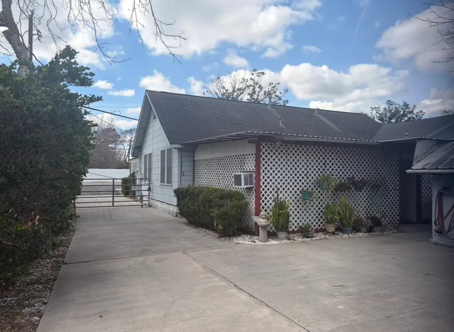 817 S Main Street, Highlands, TX 77562 - #2