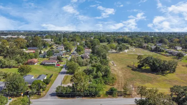 415 Lake Road, La Marque, TX 77568