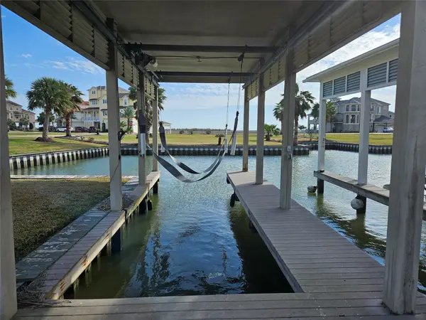 15 Half Moon, Hitchcock, TX 77563