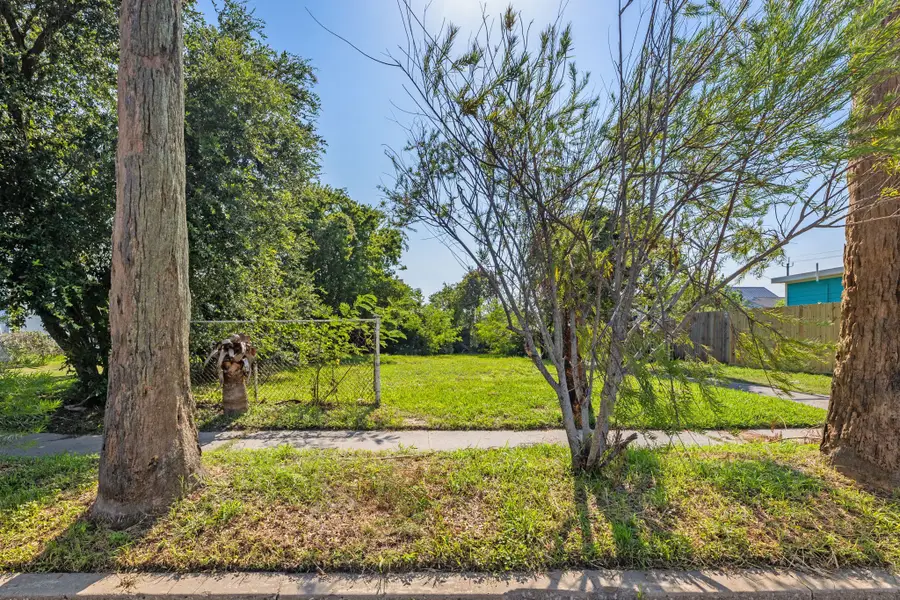 1513 35th Street, Galveston, TX 77550 - Image #2