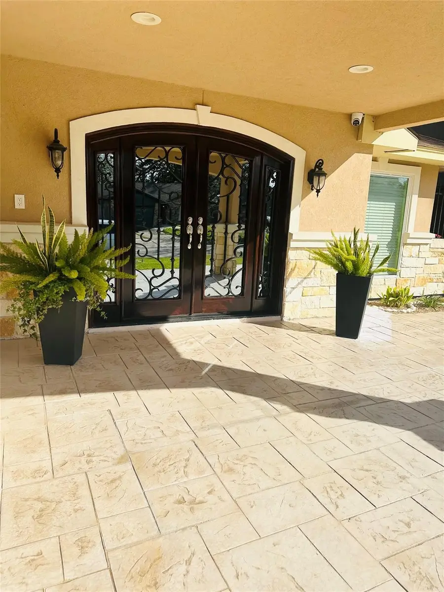 10518 Pleasanton Drive, Houston, TX 77038 - Image #2