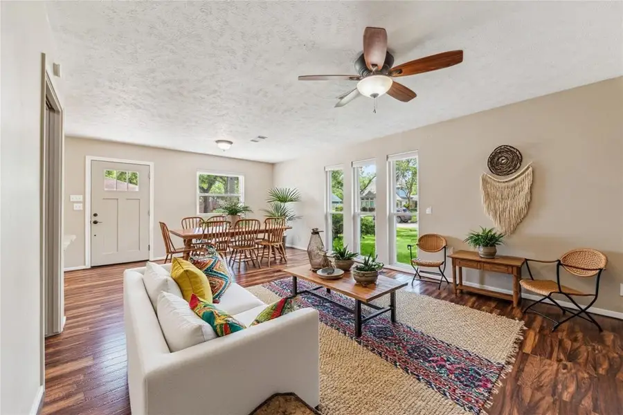 508 Williamsburg Circle, Friendswood, TX 77546 - Image #2