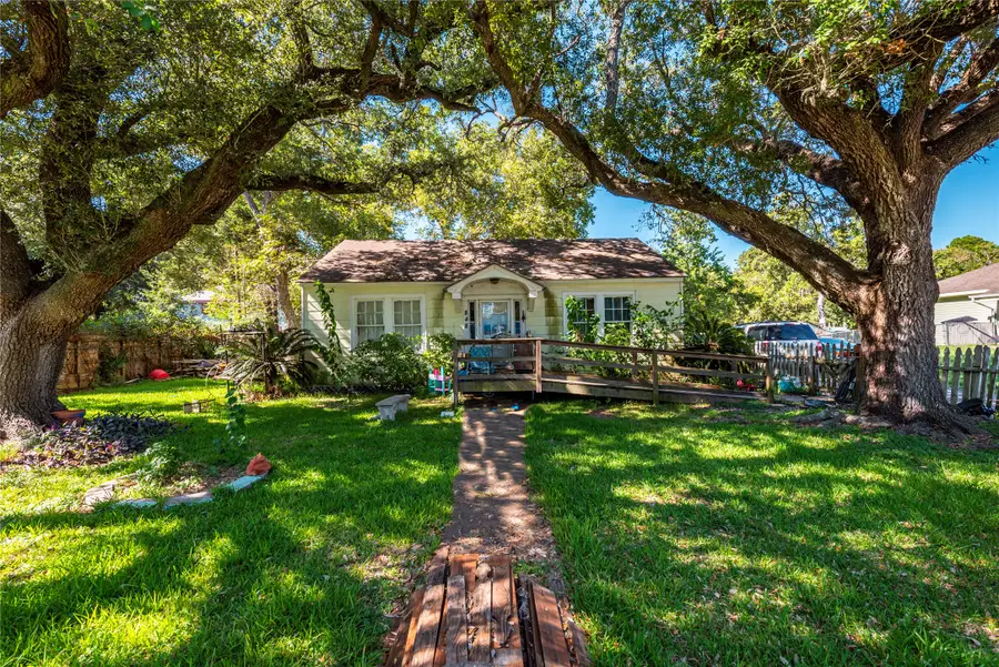 848 Holly Street, La Marque, TX 77568 - Image #2