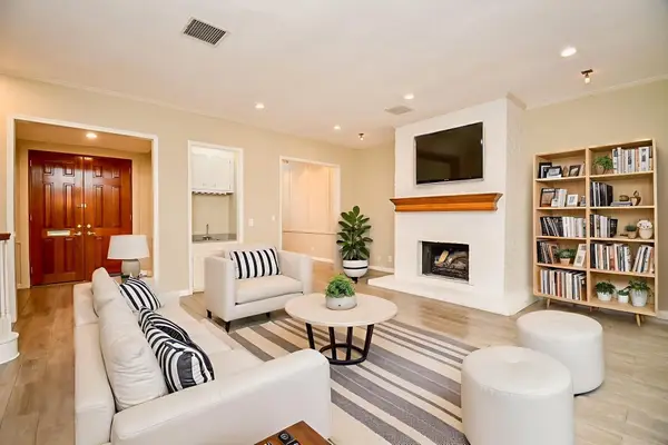 4 Bayou Pointe Drive, Houston, TX 77063