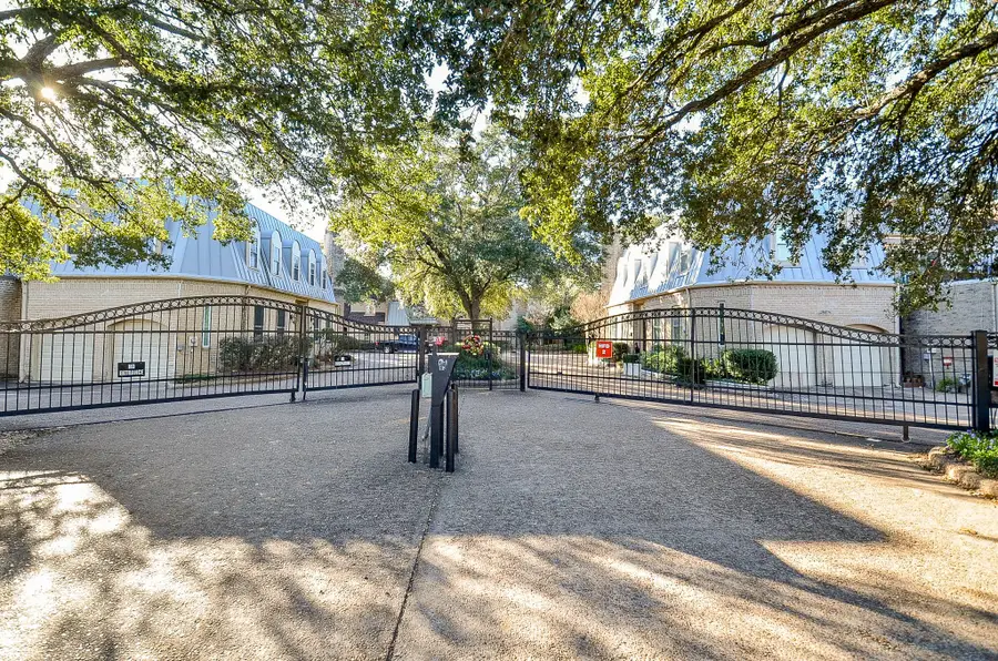 4 Bayou Pointe Drive, Houston, TX 77063 - Image #2