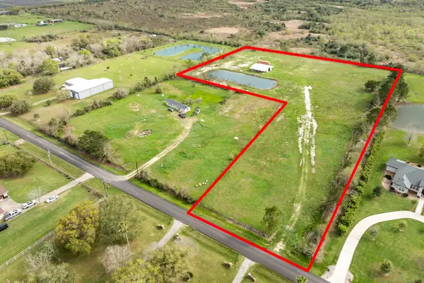 31 County Road 533, Angleton, TX 77515