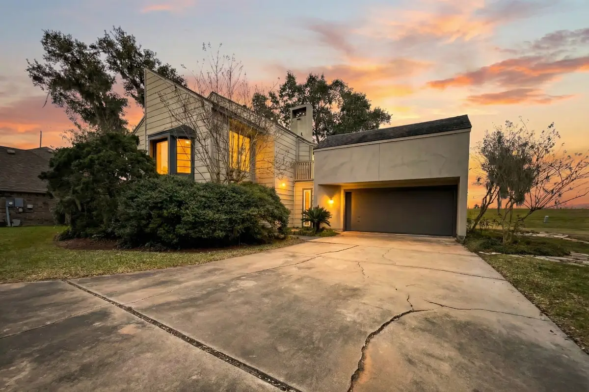 2194 Twin Lakes Boulevard, West Columbia, TX 77486 - Image #1