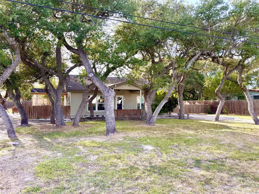 1507 S Doughty Street, Rockport, TX 78382 - Image #2