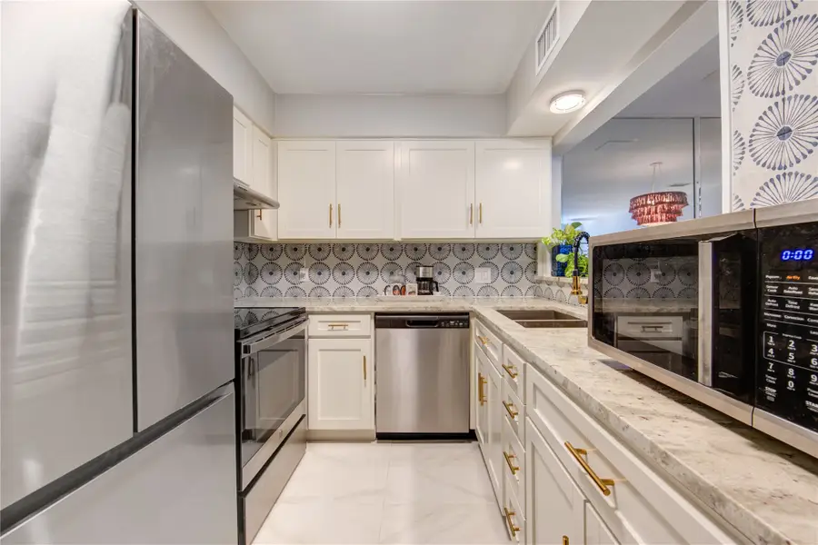 939 Wax Myrtle Lane, Houston, TX 77079 - Image #2