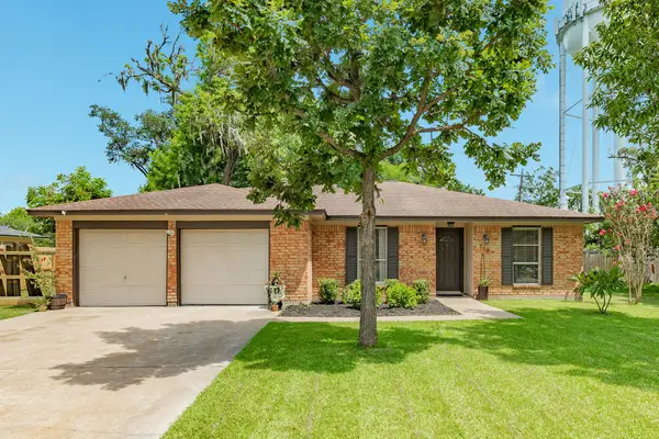 310 Dogwood Street, Lake Jackson, TX 77566