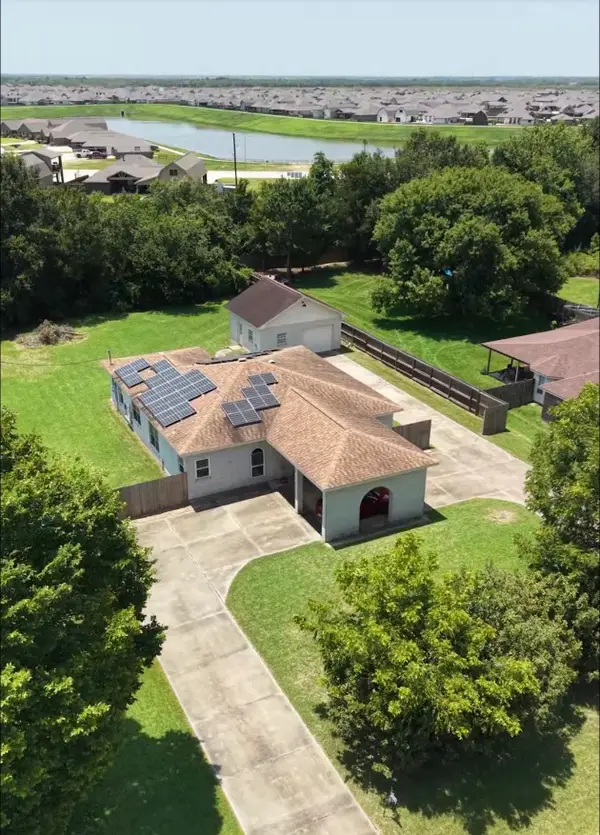 3230 W Meadow Lane, Dickinson, TX 77539
