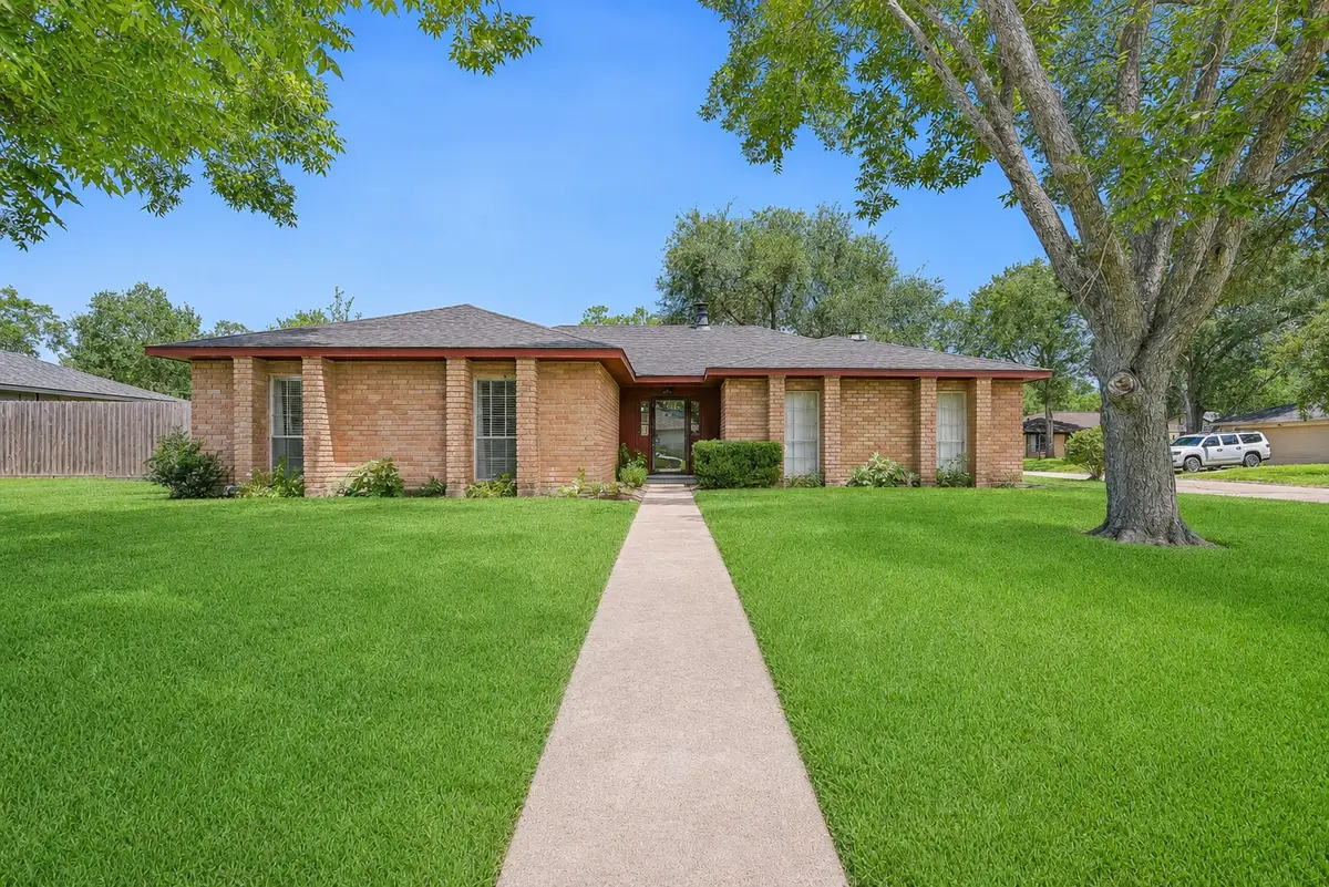 305 Castlelake Drive, Friendswood, TX 77546 - #1