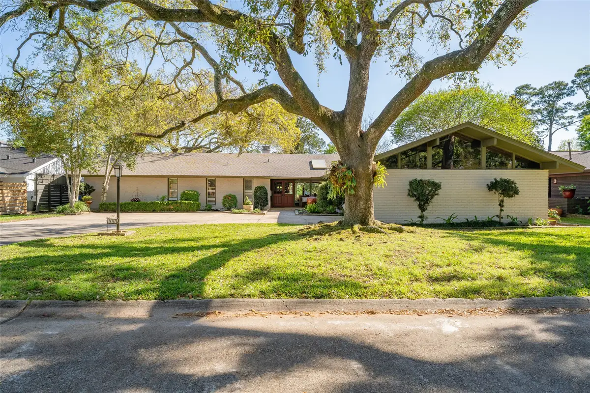 135 Woodhaven Lane, Taylor Lake Village, TX 77586 - #1