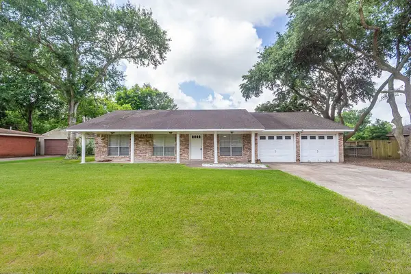 8111 Dellanera Drive, Hitchcock, TX 77563