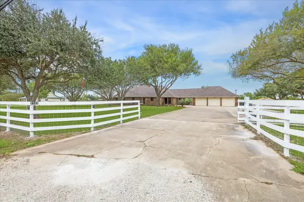 9102 N Humble Camp Road, Dickinson, TX 77539