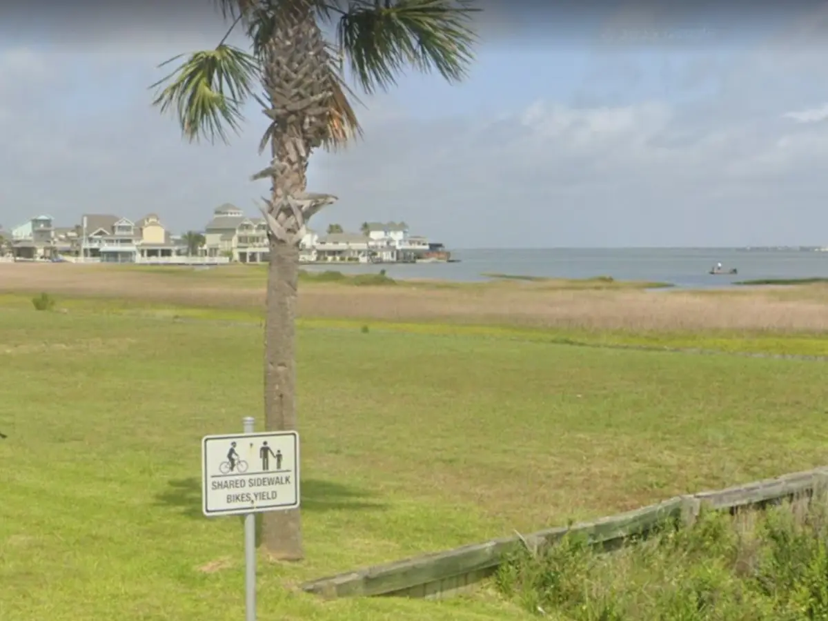 34 Tiki Drive, Tiki Island, TX 77554 - Image #1