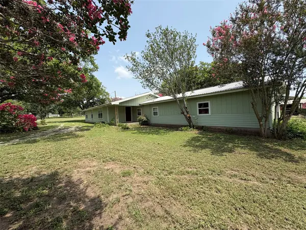 2214 Cr 253, Weimar, TX 78962