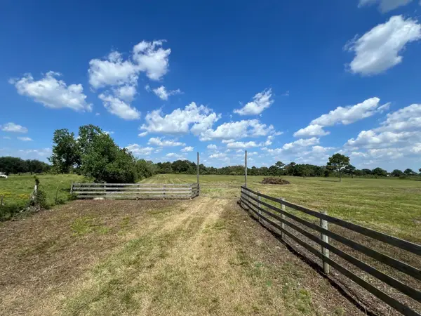 000 County Road 203, Liverpool, TX 77577