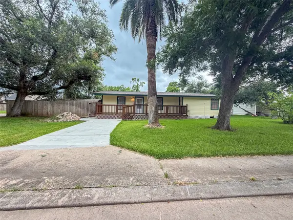 301 Azalea Street, Lake Jackson, TX 77566
