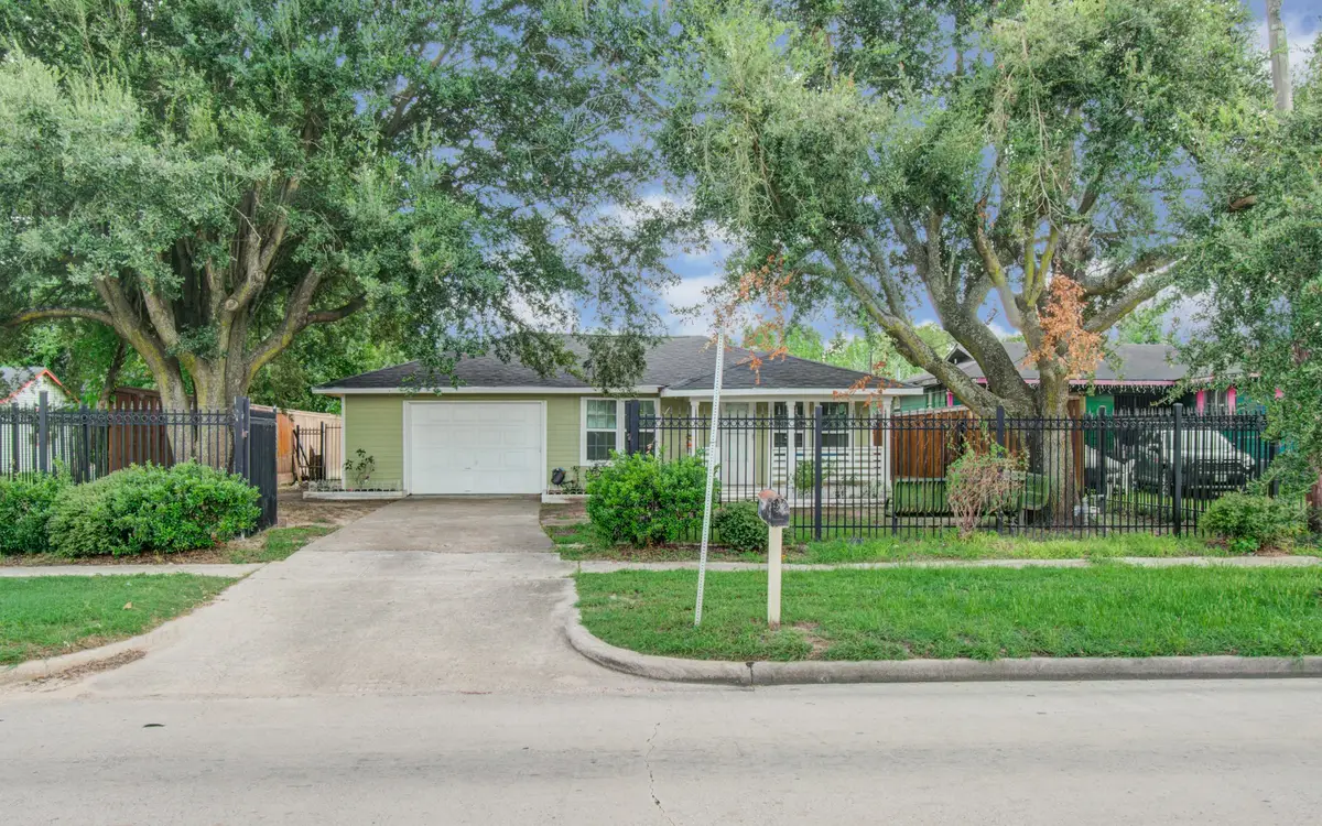 981 S Victory Drive, Houston, TX 77088 - #1