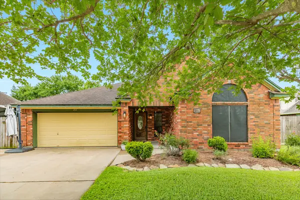 203 Washington Avenue, Clute, TX 77531