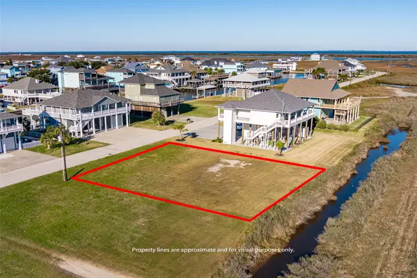 1170 Lagoon Drive, Crystal Beach, TX 77650