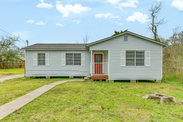 821 Robertson Street, Clute, TX 77531