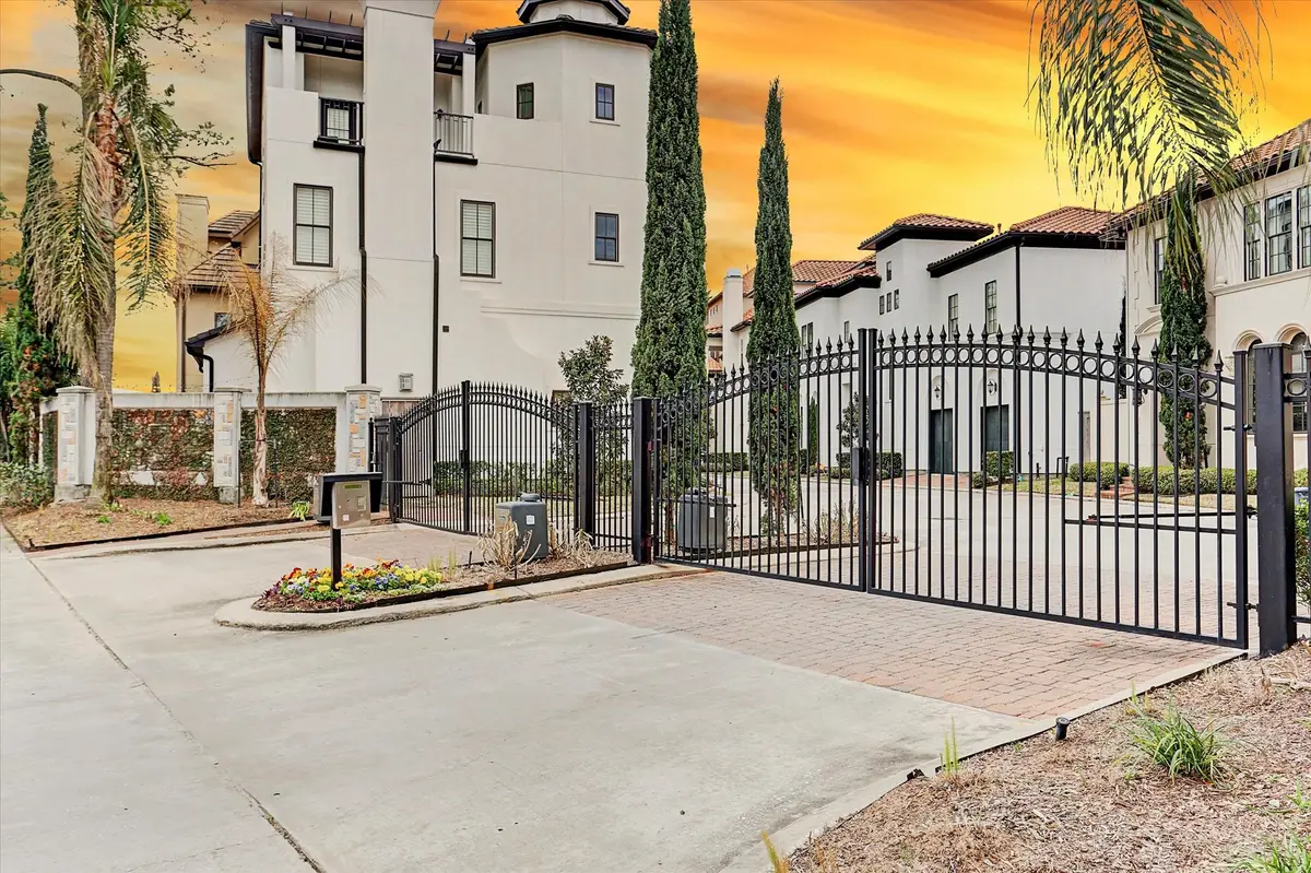 911 Queen Annes Road, Houston, TX 77024 - #1